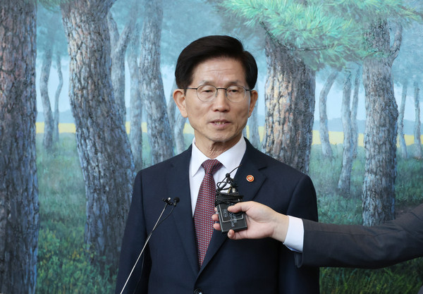 ▲ 대통령 출마 관련 기자들 질문에 답하는 김문수 장관. /뉴시스