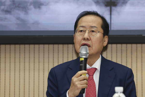 ▲ 홍준표 대구시장이 지난달 19일 오후 서울시 관악구 서울대학교 사회과학대학에서 '한국 정치의 미래를 묻다’를 주제로 강연하고 있다. /뉴시스