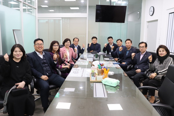 ▲ 이애형 의원, 수원 군공항 이전을 위한 간담회 후 기념사진.