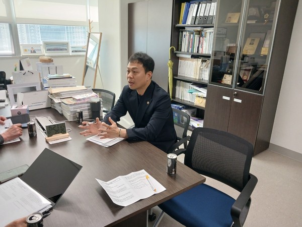 ▲ 유영일 의원 인터뷰 모습.