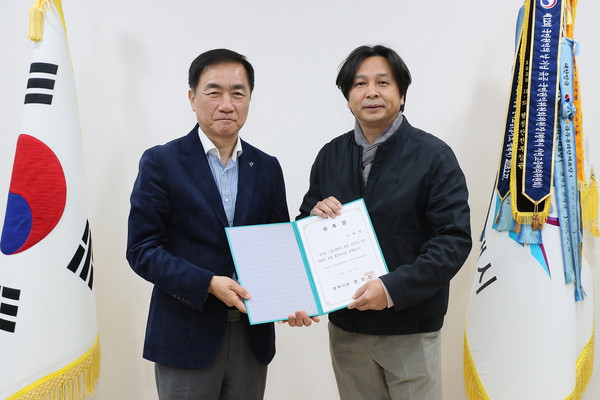 ▲ 정장선 평택시장(왼쪽)과 이재원 총감독(오른쪽).