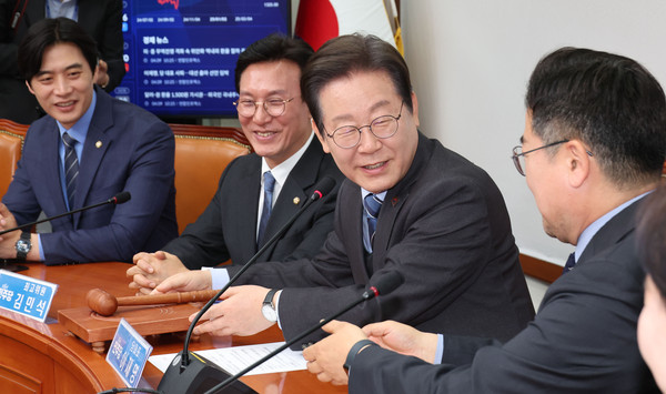 ▲ 박찬대에게 의사봉 넘기는 이재명. /뉴시스