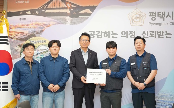 ▲ 강정구 의장과 유니투스 평택공장 관계자들이 접견 후 기념촬영을 하고 있다.