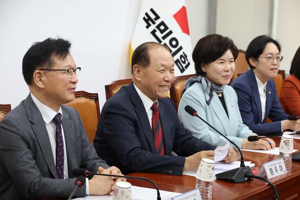 ▲ 황우영 국민의힘 선거관리위원장이 9일 오전 서울 여의도 국회에서 열린 제1차 선거관리위원회의에서 발언을 하고 있다. /뉴시스