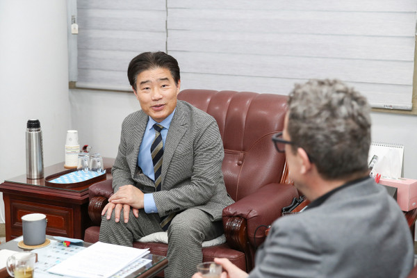 ▲ 김운남 의장이 울프 네르바스 룩셈부르크 보건연구소 관계자들과 의견을 나누고 있다.