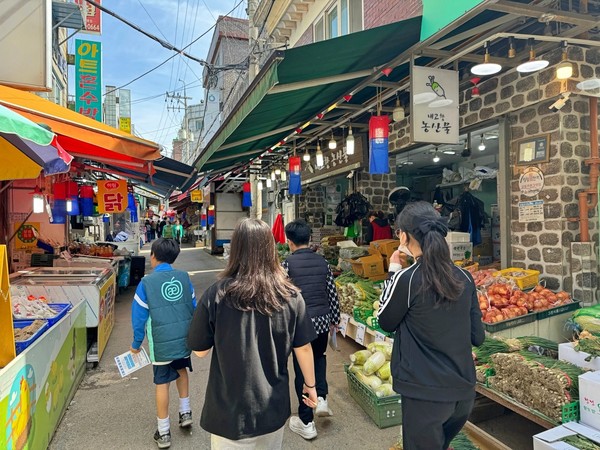 ▲ 전통시장 체험활동 사진.