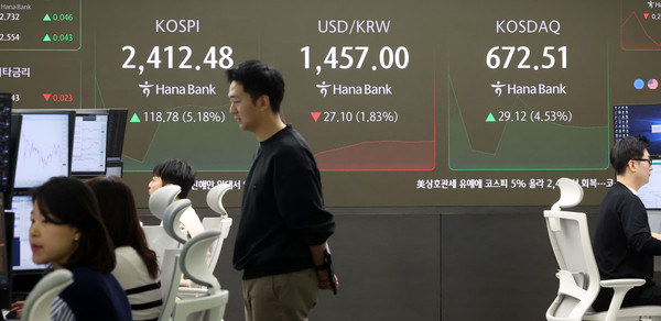 ▲ 코스피가 전 거래일(2293.70)보다 101.43포인트(4.42%) 상승한 2395.13에 개장한 10일 서울 중구 하나은행 딜링룸 전광판에 지수가 표시되고 있다. /뉴시스