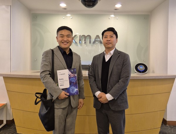 ▲ 한채훈 의왕시의원(왼쪽)과 손권상 한국능률협회컨설팅 본부장.