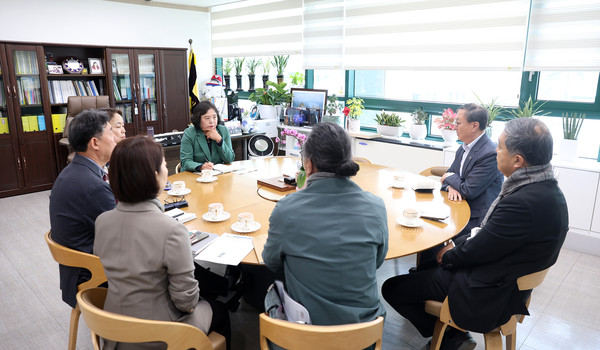 ▲ 시흥시의회 오인열 의장과 시흥시지속가능발전협의회 간담회 개최 모습.