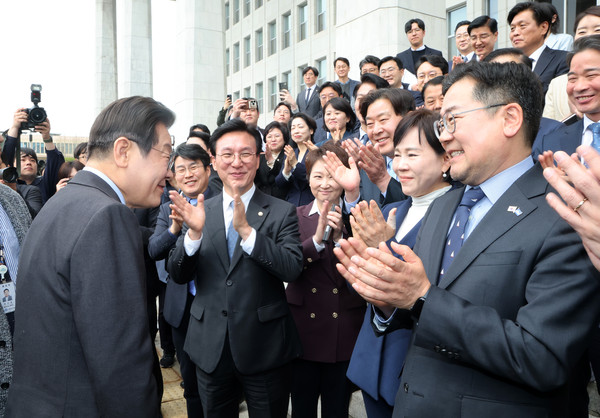▲ 박수 받으며 대표직 떠나는 이재명. /뉴시스