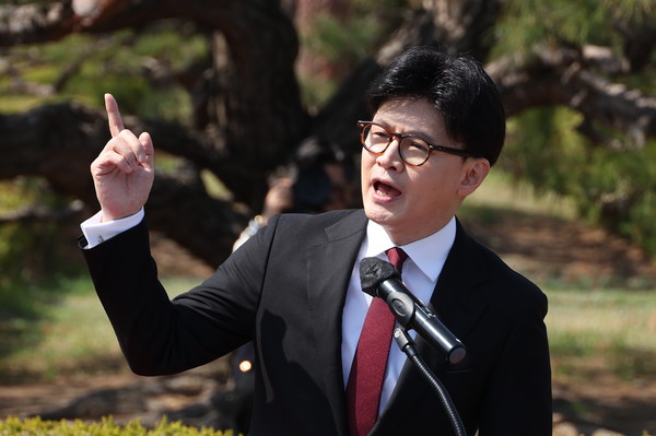 ▲ 한동훈 전 국민의힘 대표가 10일 오후 서울 여의도 국회 앞에서 기자회견을 열고 제21대 대통령선거 출마선언을 하고 있다. /뉴시스