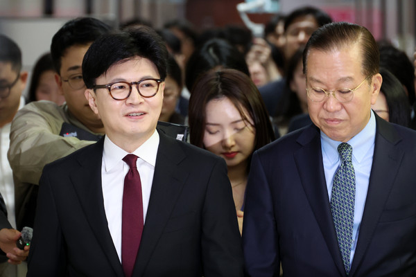 ▲ 환담 장소 이동하는 한동훈 전 대표와 권영세 비대위원장. /뉴시스