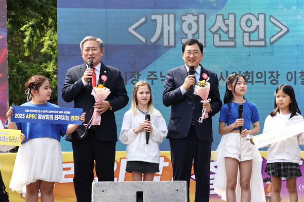 ▲ 지난해 5월 황성공원 타임캡슐공원 일원에서 열린 ‘제26회 청소년 화랑문화제’에서 주낙영 경주시장이 “청소년이 건강하게 성장하고 꿈을 응원하는 환경을 만들기 위해 노력하겠다”고 밝히고 있다.