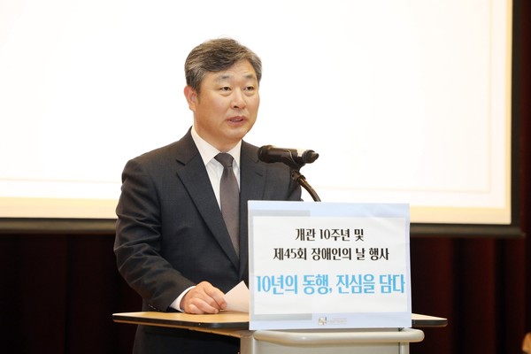 ▲ 김정렬 부의장이 '호매실장애인종합복지관 개관 10주년 및 제45회 기념행사'서 축사를 하고 있다.