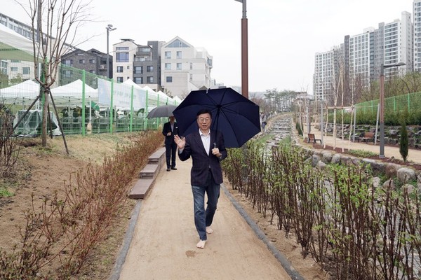 ▲ 신상진 성남시장이 대장지구 맨발 흙길 개장식에 참석해 흙길을 걷고 있다.