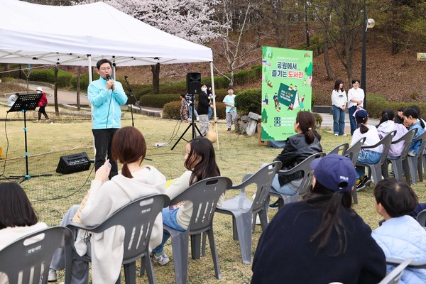 ▲ 이상일 용인특례시장이 '공원에서 즐기는 도서관' 행사에 참석해 인사말을 하고 있다.
