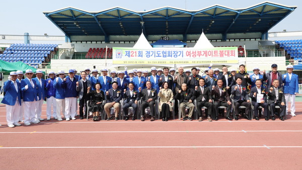 ▲ 안성시 제21회 경기도협회장기 여성부 게이트볼대회 관계자들 기념촬영 모습.