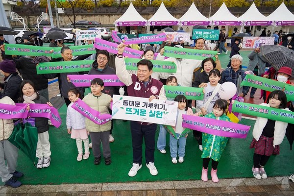 ▲ 이필형 동대문구청장과 주민들이 봄꽃 축제 현장을 찾은 시민들을 대상으로 탄소중립에 동참을 요청하는 캠페인을 벌이고 있다.