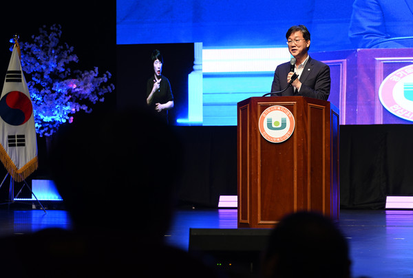 ▲ 이민근 안산시장이 제21회 경기도사회복지대회에서 축사를 하고 있다.