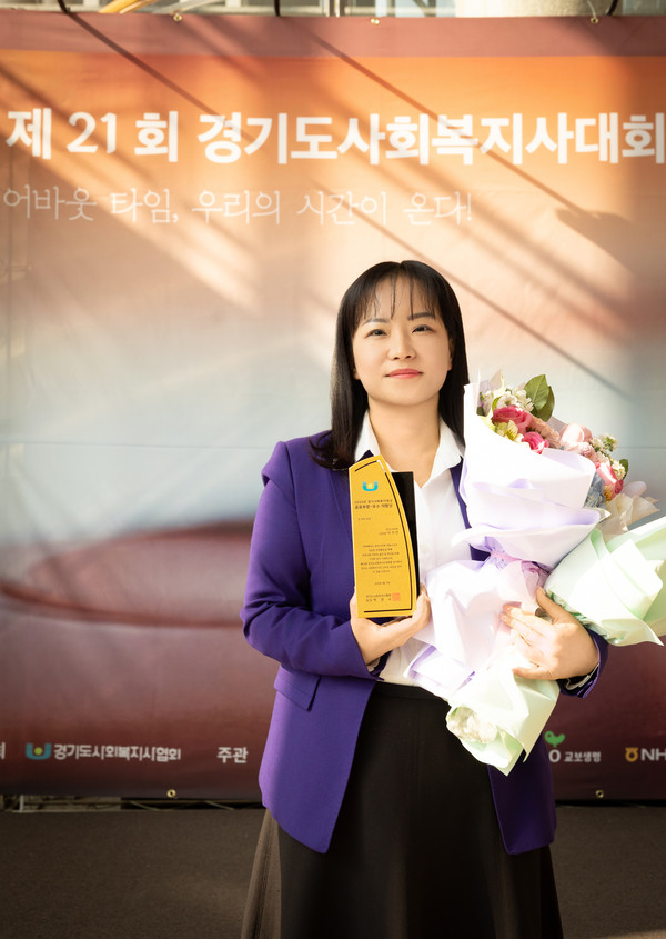 ▲ 이지연 의원이 ‘제21회 경기사회복지대상 시상식’에서 공로부문 기초의회의원 대상을 수상한 뒤 기념촬영을 하고 있다.