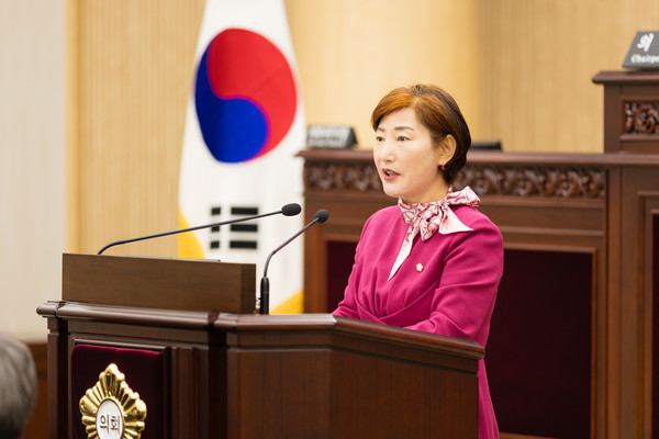 ▲ 개인형 이동장치 안전운행 관련 법률 제정 촉구 건의안’을 대표 발의한 현옥순 의원이 본회의장에서 제안 설명을 하고 있다.