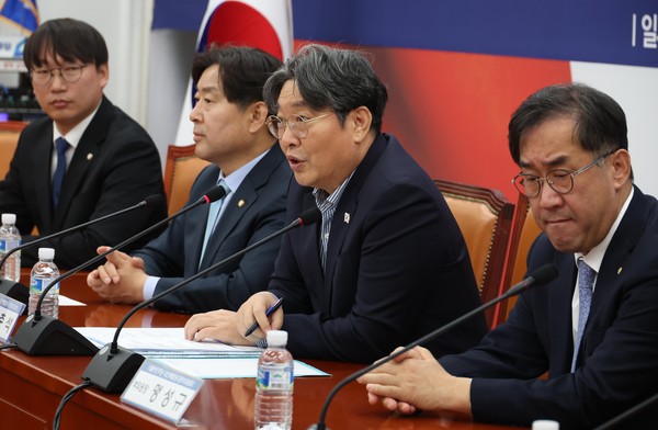 ▲ 이춘석 더불어민주당 대선특별당규준비위원장이 서울 여의도 국회에서 열린 민주당 대선특별당규준비위원회 제1차회의에서 발언을 하고 있다. /뉴시스