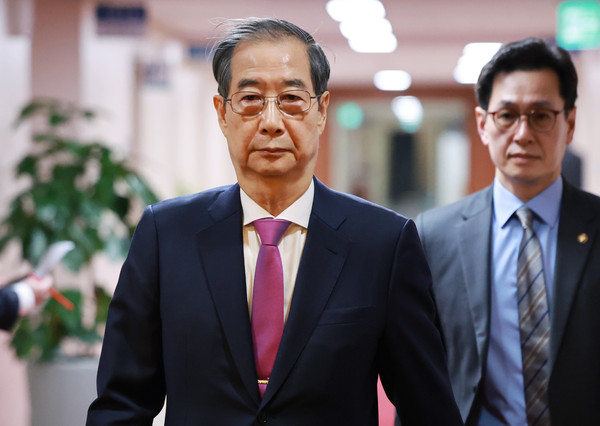 ▲ 한덕수 대통령 권한대행, 국무회의 입장하는 모습. /뉴시스