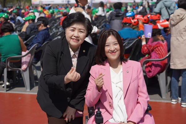 ▲ 동행서울 누리축제에 참석한 김영옥 위원장(왼쪽)과 최보윤 국회의원.