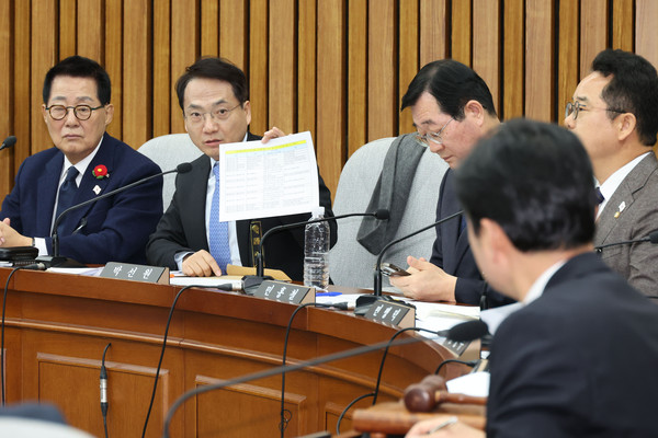 ▲ 지난해 12월31일 오전 서울 여의도 국회에서 열린 윤석열 정부의 비상계엄 선포를 통한 내란 혐의 진상규명 국정조사특별위원회에서 박선원 더불어민주당 의원이  안규백 위원장에게 CCTV 관련자료 보존신청을 건의하고 있는 모습. /뉴시스