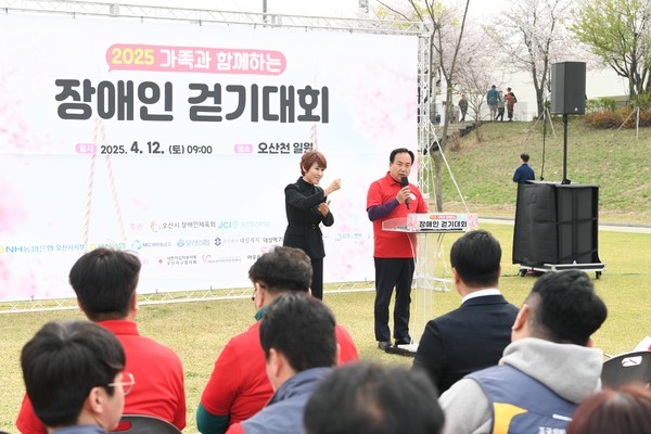 ▲ 이권재 오산시장이 '2025년 가족과 함께하는 장애인 걷기대회'에 참석해 인사말을 하고 있다.