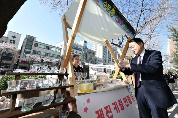 ▲ ‘수문통 벚꽃 FESTA’ 개최 현장 찾은 김찬진 동구청장.