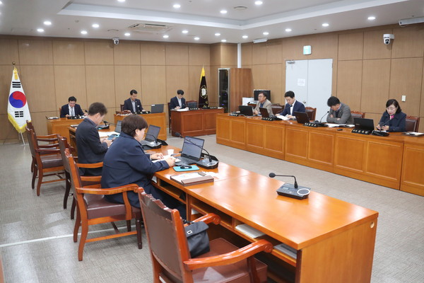 ▲ 이천시의회 제252회 임시회 폐회 중 제1차 의회운영위원회 개최 모습.