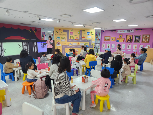 ▲ 용인어린이상상의숲 미술놀이터 그리노리 한글 운영 모습.