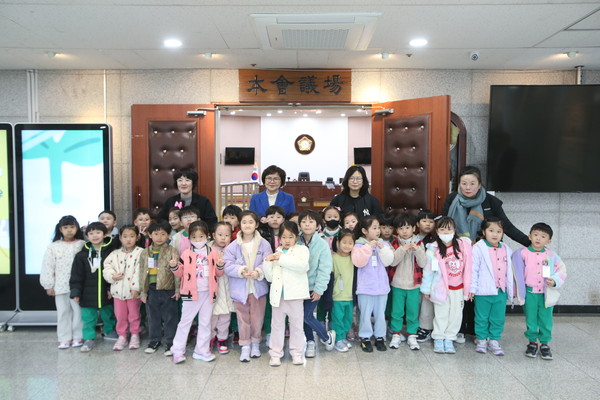 ▲ 이인순 보건복지위원장(뒷줄 두 번째)이 짐랜드어린이집 원생들과 성북구의회 본회의장 앞에서 기념 촬영을 하고 있다.