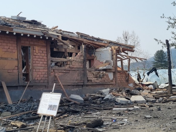 ▲  경기 포천시에서 발생한 군 폭탄 오발사고 이틀째인 지난 3월 7일 파손된 건물 인근이 통제되고 있다. /뉴시스