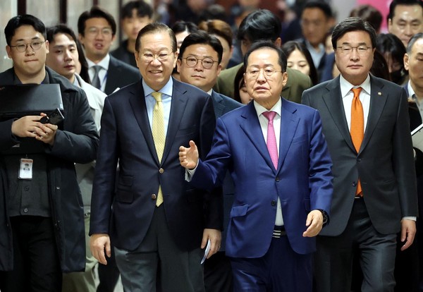 ▲ 대선출마 의사를 밝힌 홍준표 전 대구시장이 14일 오전 서울 여의도 국회에서 권영세 국민의힘 비상대책위원장과의 면담을 위해 함께 이동하고 있다. /뉴시스