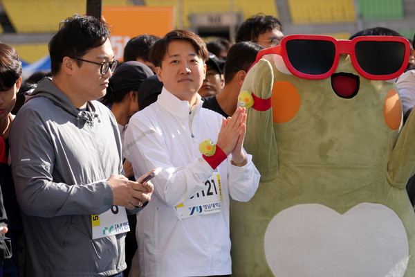 ▲ 제21대 대통령 선거 출마를 선언한 이준석 개혁신당 의원이 13일 대구 수성구 대구스타디움에서 열린 지역 마라톤대회에 참가하고 있다. /뉴시스
