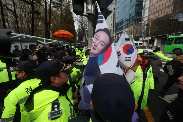▲ 윤석열 전 대통령 내란 우두머리 혐의 1차 공판이 열린 14일 오전 서초구 서울중앙지방법원 앞에서 윤 전 대통령 지지자들이 시위를 하고 있다. /뉴시스