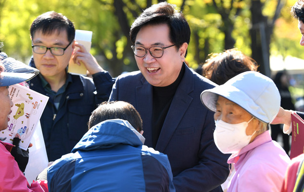 ▲ 박일하 구청장이 지난해 10월 관내 보라매공원 ‘걷기 좋은 날’ 행사에서 구민들과 이야기를 나누고 있다.
