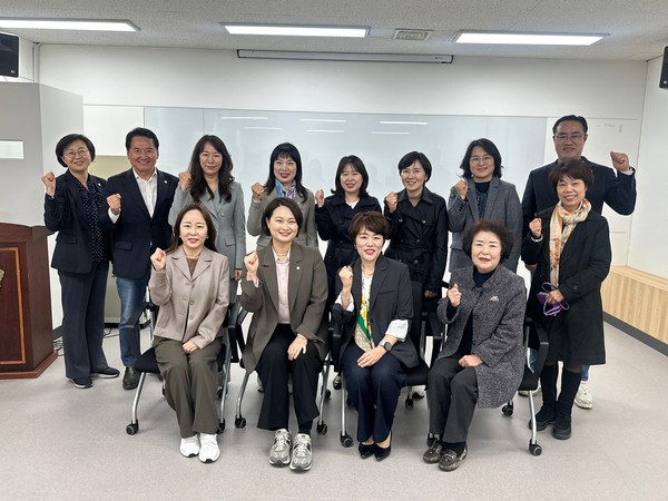▲ 안양시의회 보사환경위원와 안양시어린이집연합회 간담회 후 기념촬영 모습.