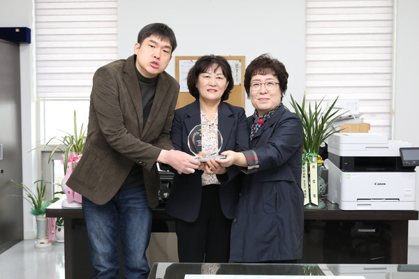 ▲ 안양식 행정복지위원장 '한국발달장애인가족연구소'로부터 감사패 수상 모습.