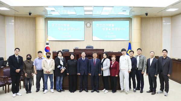 ▲ 봉사단체 ‘참안산사람들’ 회원들과 안산시의회 의원들 기념촬영 모습.