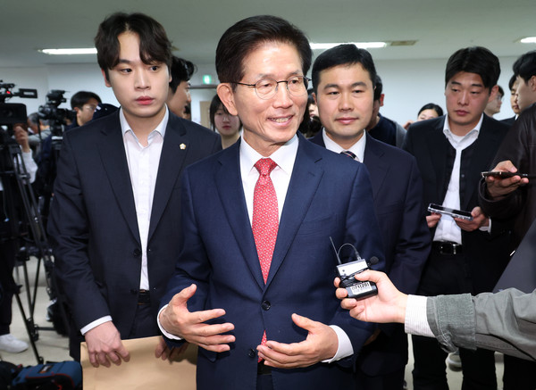 ▲ 취재진 질문에 답하는 김문수 전 장관. /뉴시스