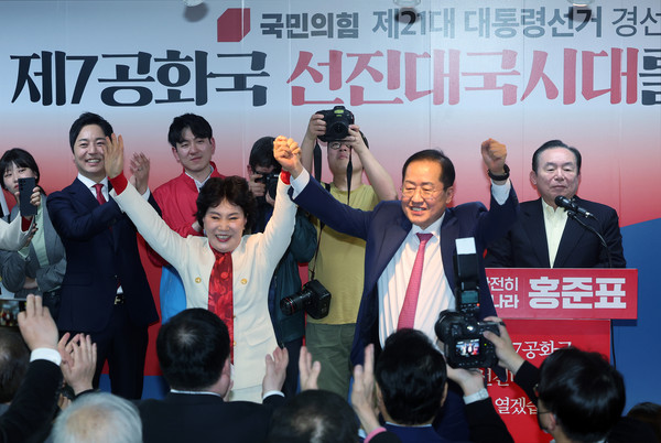 ▲ 홍준표 전 대구시장이 서울 여의도 선거사무실에서 제21대 대통령선거 출마선언을 하며 부인 이순삼 여사와 양손을 들어보이고 있다. /뉴시스