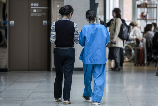 ▲ 서울의 한 대학병원에서 간호사들이 이동하고 있다. /뉴시스