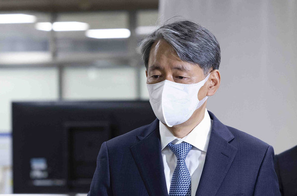 ▲ '12·3 비상계엄' 사태 관련 내란중요임무종사 등 혐의로 기소된 조지호 전 경찰청장이 16일 오전 서울 서초구 서울중앙지방법원에서 열린 공판에 출석하고 있다. /뉴시스