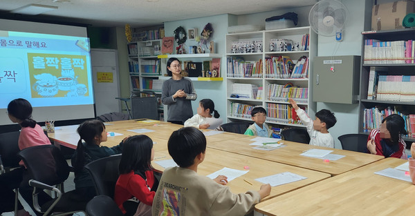 ▲ 작은도서관에서 진행 중인 아이돌봄 프로그램(독서 수업) 모습.