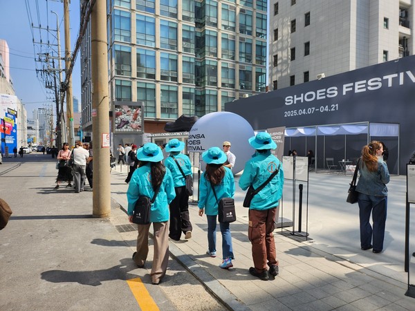 ▲ 관광안내사들이 성수동 일대를 다니며 관광 안내를 하고 있는 모습.