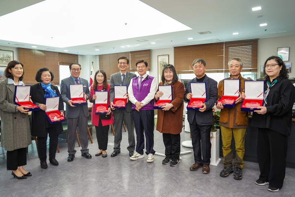 ▲ 이필형 동대문구청장(사진 가운데)과 우수 기탁자들이 기념촬영을 하고 있다.