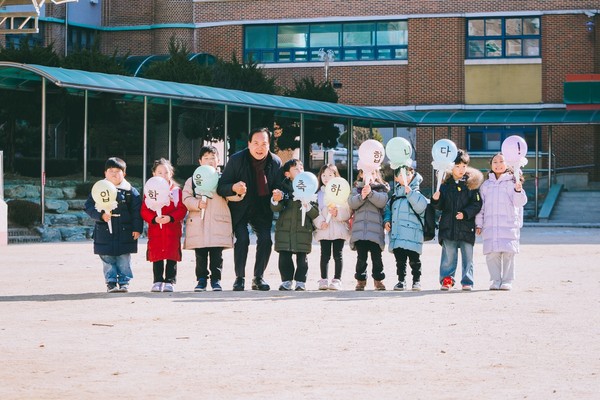 ▲ 이권재 오산시장이 관내 한 초등학교 입학식에서 신입생을 축하하고 있다.